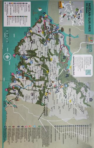 une carte d'un parc avec des voitures dessus dans l'établissement Appartement Nature et Mer., à Moëlan-sur-Mer