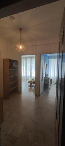 - un salon avec une table et quelques fenêtres dans l'établissement Refuge La Pena by Les Refuges de Rachel, à Vernet-les-Bains