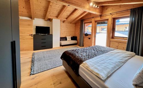 Katil atau katil-katil dalam bilik di BOUTIQUE KAISERLODGE mit privater SAUNA & WHIRLPOOL by Belle Stay