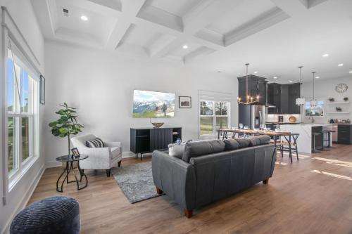 Dapur atau dapur kecil di Modern & upscale home near Derby