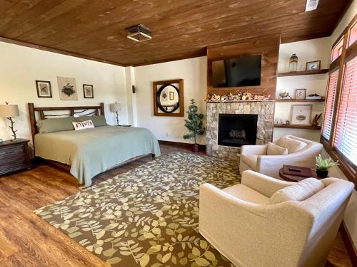1 dormitorio con 1 cama y chimenea en The Dogwood Inn, en Blue Ridge