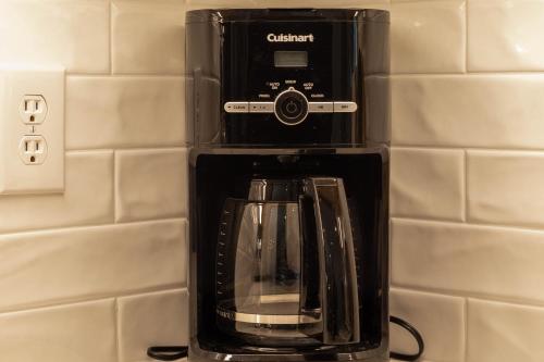 Kemudahan buat kopi dan teh di Modern & upscale home near Derby