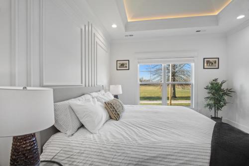Giường trong phòng chung tại Modern & upscale home near Derby