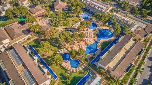 uma vista superior de uma piscina num resort em Zafiro Mallorca & Spa em Can Picafort