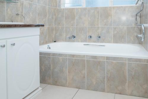 Et badeværelse på Queen Julie Constantia Lower Cottage