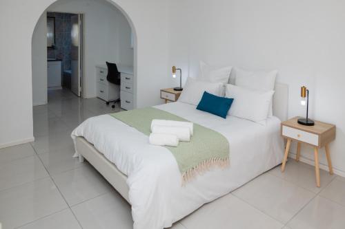 En eller flere senge i et værelse på Queen Julie Constantia Lower Cottage