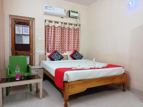 um quarto com uma cama com uma cortina vermelha em Bay Inn em Puri