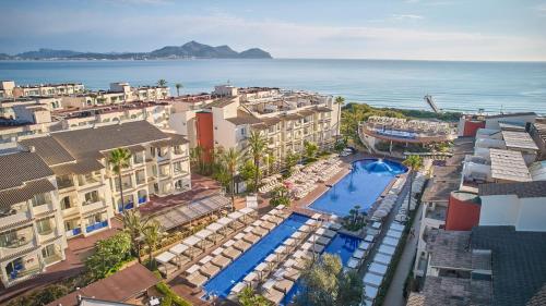 einen Luftblick auf ein Resort mit einem Pool in der Unterkunft Zafiro Bahia in Playa de Muro