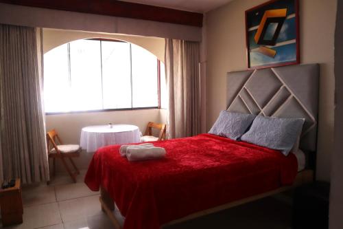 - une chambre avec un lit rouge et une couverture rouge dans l'établissement La Belle Vue, à Lima