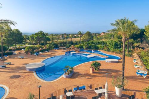 une image d'une piscine dans un complexe dans l'établissement Pierre & Vacances Resort Bonavista de Bonmont, à Mont-roig