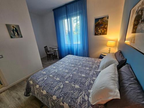克雷莫納的住宿－A CREMONA DA GIUSY，一间卧室配有一张带蓝色毯子的床