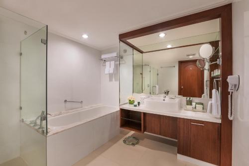 A bathroom at Discovery Suites Manila, Philippines