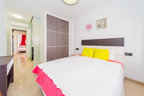 プラヤ・フラメンカにあるALEGRIA ID30のベッドルーム1室(大型ベッド1台、黄色と赤の枕付)