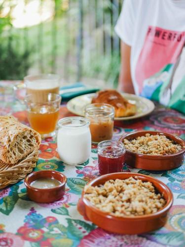 Makanan di atau berdekatan rumah tamu ini