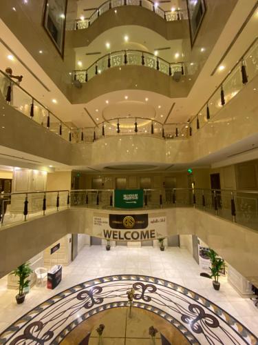 ARAEK AL KHLOOD HOTEL في مكة المكرمة: لوبي كبير مع علامة ترحيب في مبنى