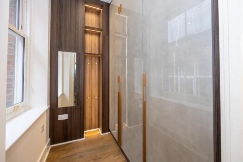 een hal met een houten deur en een raam bij Superb 2BD apartment in China Town in Manchester