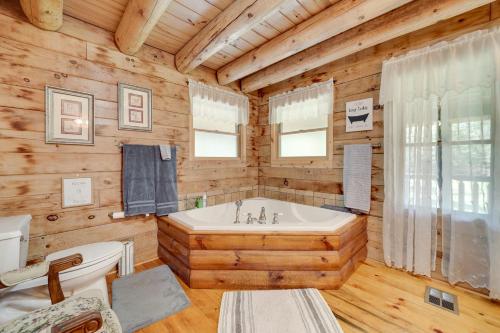 Et badeværelse på Secluded Broken Bow Cabin with Firepit and Deck!