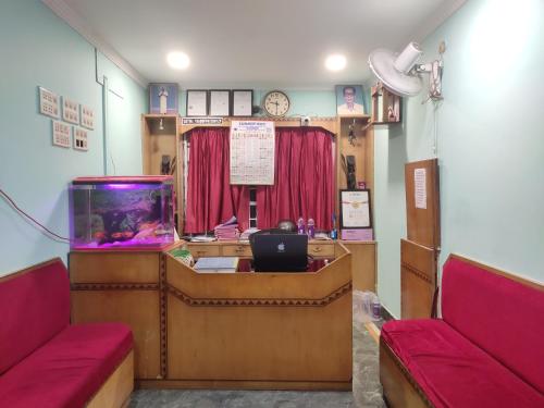 シリグリにあるPhoenix Lodgeの水槽と机が備わる待合室