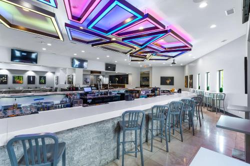 Harborside Hotel Image