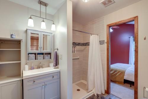 een badkamer met een douche, een wastafel en een douche bij Spacious Family Home in Lake Lure with Resort Perks! in Lake Lure