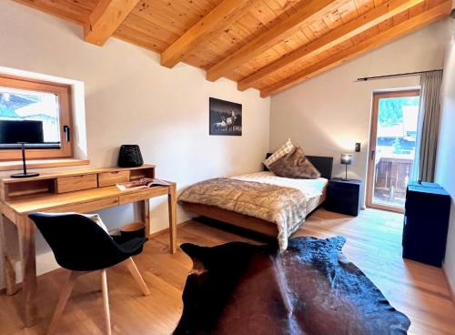 Katil atau katil-katil dalam bilik di BOUTIQUE KAISERLODGE mit privater SAUNA & WHIRLPOOL by Belle Stay