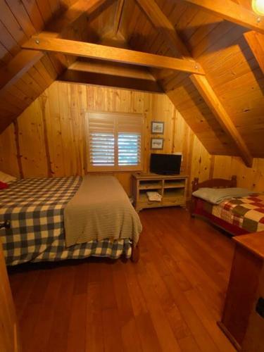 a bedroom with two beds in a wooden cabin at FamilyfunCabin in Tahoma