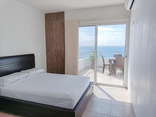 Schlafzimmer mit einem Bett und Meerblick in der Unterkunft Panoramic View to the ocean Manta in Manta