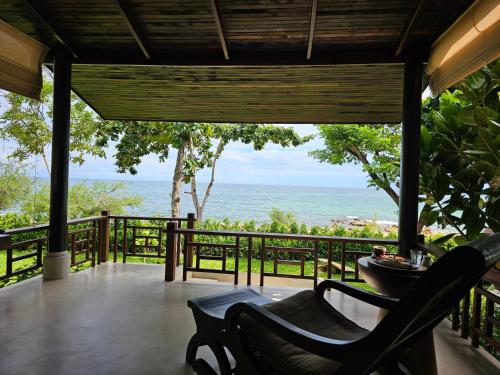 a view of the ocean from the porch of a resort at Samed Tamarind Beach Resort in Ko Samed