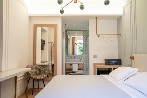 - une chambre avec un lit, un lavabo et un miroir dans l'établissement Albergo Bianchi Stazione, à Mantoue