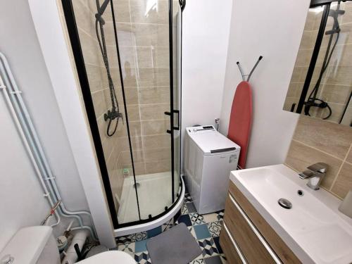 une salle de bain avec une douche, des toilettes et un lavabo dans l'établissement Appartement jolie vue / proche rue de Siam, à Brest
