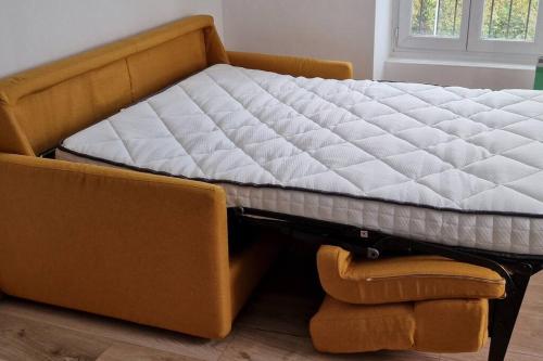 - un lit dans une pièce à côté d'une chaise dans l'établissement Appartement jolie vue / proche rue de Siam, à Brest