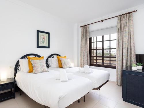 2 witte bedden in een kamer met een raam bij Live Balcon del Mar in Costa Del Silencio