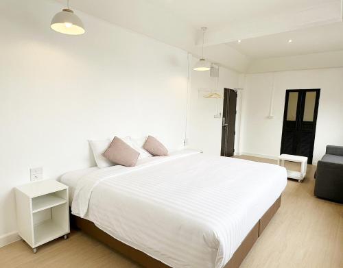 River Home Bangkokにあるベッド