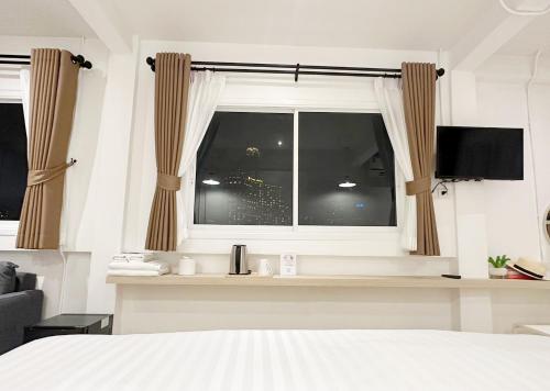 River Home Bangkokにあるテレビまたはエンターテインメントセンター