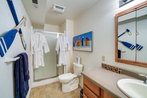 ein Badezimmer mit einem WC, einem Waschbecken und einem Spiegel in der Unterkunft Coastal Haven with Hot Tub and San Juan Island Views in Anacortes