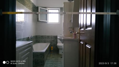 een badkamer met een wastafel, een bad en een toilet bij Villa Zeus Thessalonikis in Agia Triada