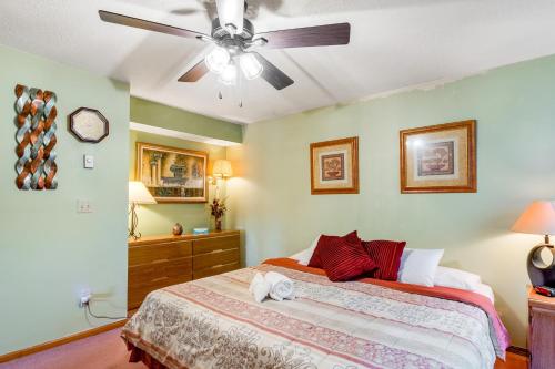 um quarto com uma cama e uma ventoinha de tecto em Lake Front Chillin em Wisconsin Dells