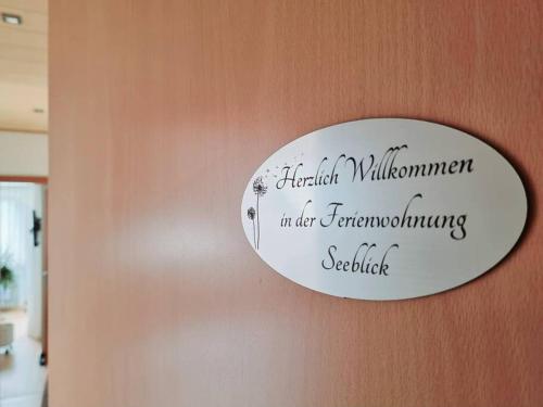 ein Schild an der Wand mit einem Schild in der Unterkunft Ferienwohnung Seeblick in Pfullendorf