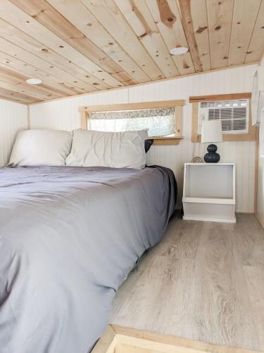 a bed in a small room in a tiny house at The Little Park in Farmington