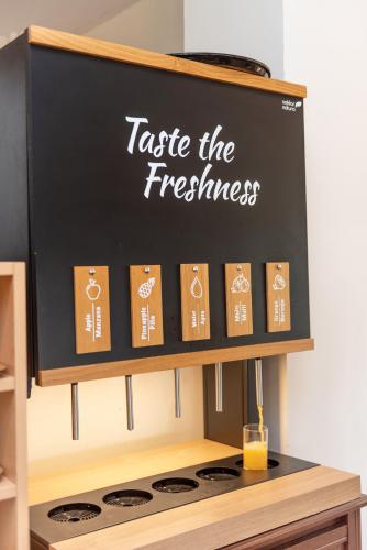 Un cartel que dice "Prueba las diferencias" sobre una estufa. en Pierre & Vacances Resort Bonavista de Bonmont, en Mont-roig