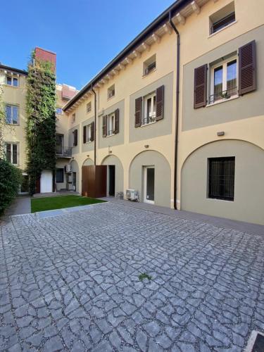 a stone driveway in front of a building at Malvezzi24 Boutique Rooms in Desenzano del Garda