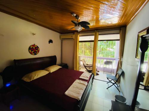 a bedroom with a bed with a wooden ceiling at Casa Feliz Hostal in Santa Marta