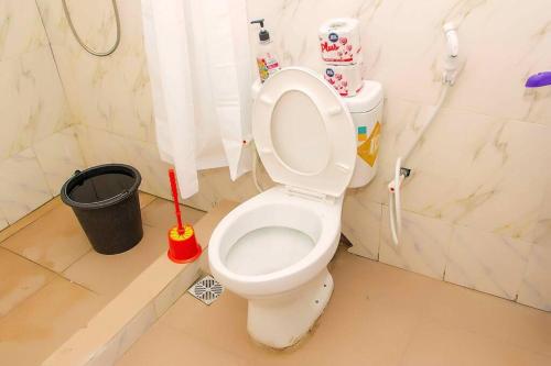 bagno con servizi igienici bianchi in camera di ARO (1.0) 2BD Studio Flat (Abule-Egba/Lagos) ad Agege