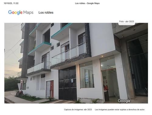 ein Bild eines Apartmenthauses mit einer Website in der Unterkunft Hospedaje los robles in Tarapoto