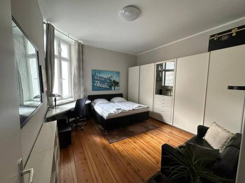 - une chambre avec un lit et un bureau dans l'établissement Business apartment in Berlin, à Berlin