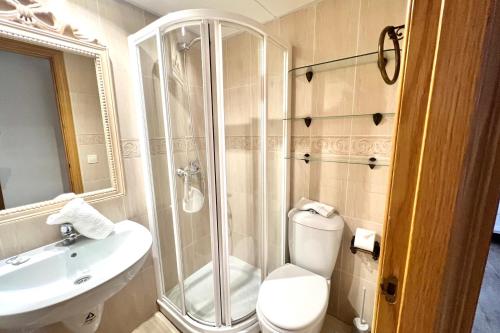 y baño con ducha, aseo y lavamanos. en MARBELLA - ALICATE BEACHFRONT Apartment-8 en Marbella