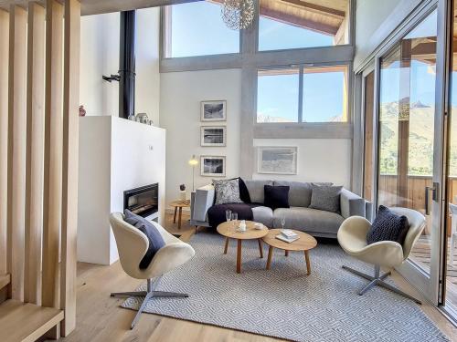 un salon avec un canapé, une table et des chaises dans l'établissement Chalet au pied des pistes avec sauna, cheminée, parking couvert et Wifi - Saint Martin de Belleville - FR-1-344-1012, à Saint-Martin-de-Belleville