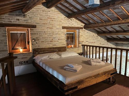 1 dormitorio con 1 cama con toallas en Casa Sant Angelo, en Pesaro