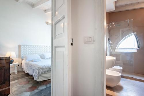 レッチェにあるTerrazza Sant'Oronzoのバスルーム(トイレ付)、ベッド1台が備わります。