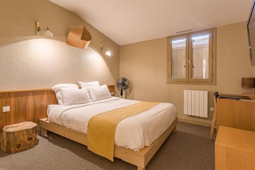 - une chambre avec un lit et une fenêtre dans l'établissement Résidence L'Atelier, à Ennezat